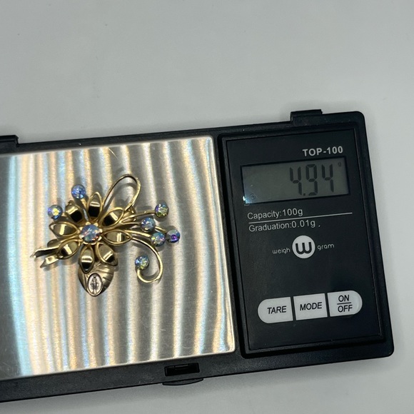 Vintage gold tone blue flower rhinestone Virgin Mary Catholic brooch pin - Picture 10 of 10